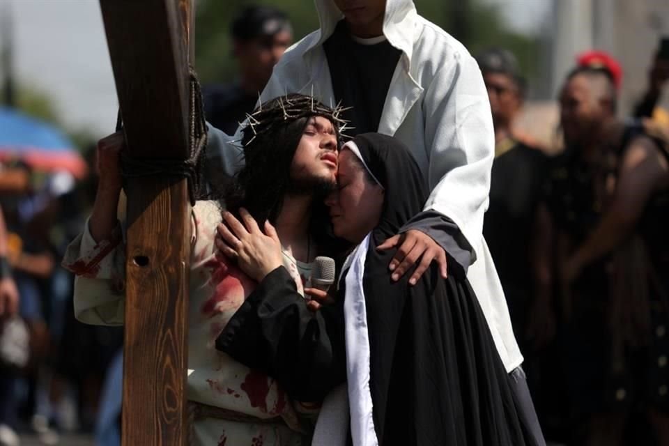 Este año, una familia completa protagonizó el Viacrucis, con Jaziel, de 20 años interpretando a Jesús; Karla, su madre, en el papel de María, y Mauricio, como el discípulo Juan.