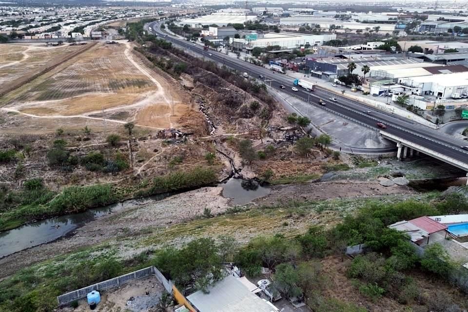  La fuga se origina en un registro de AyD, cae a un canalón y tras recorrer 800 metros llega al Río Pesquería, en García. 