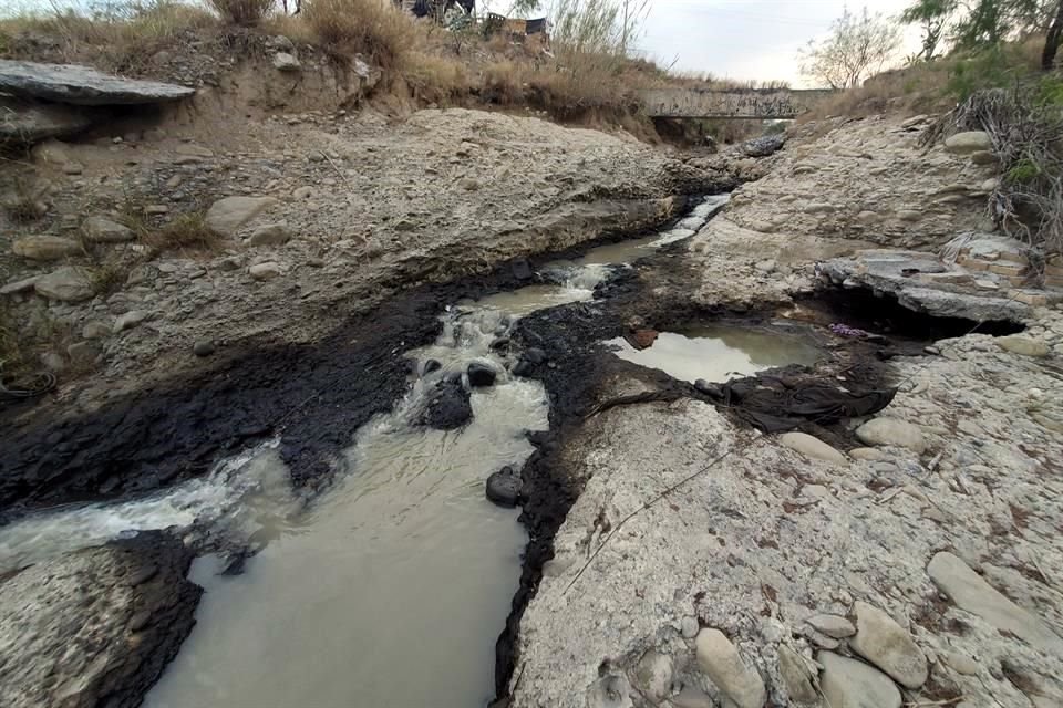  La fuga se origina en un registro de AyD, cae a un canalón y tras recorrer 800 metros llega al Río Pesquería, en García. 