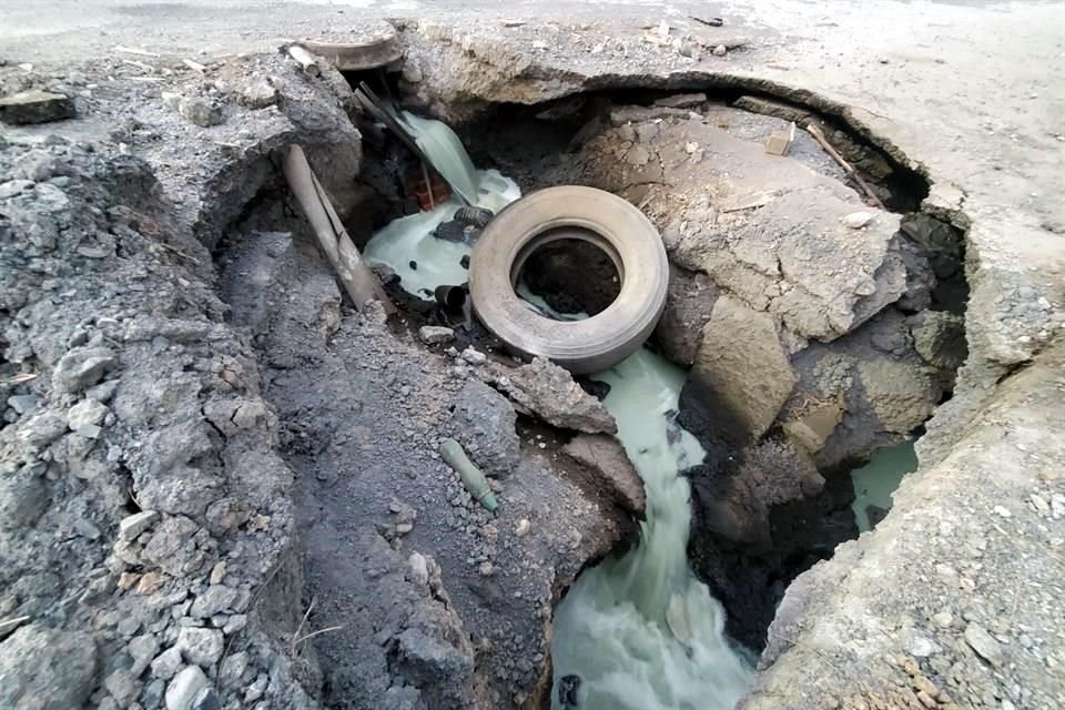  La fuga se origina en un registro de AyD, cae a un canalón y tras recorrer 800 metros llega al Río Pesquería, en García. 