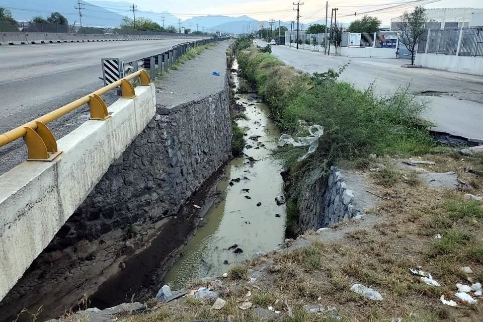  La fuga se origina en un registro de AyD, cae a un canalón y tras recorrer 800 metros llega al Río Pesquería, en García. 
