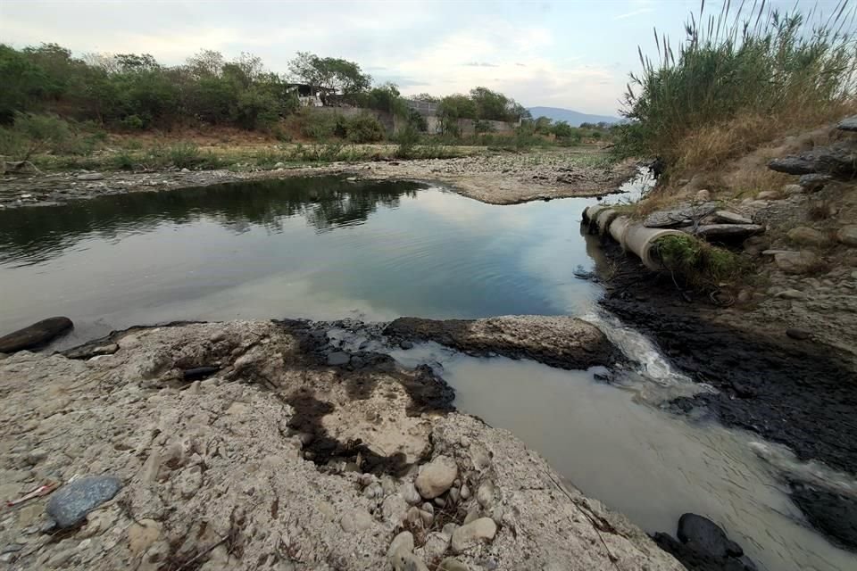  La fuga se origina en un registro de AyD, cae a un canalón y tras recorrer 800 metros llega al Río Pesquería, en García. 