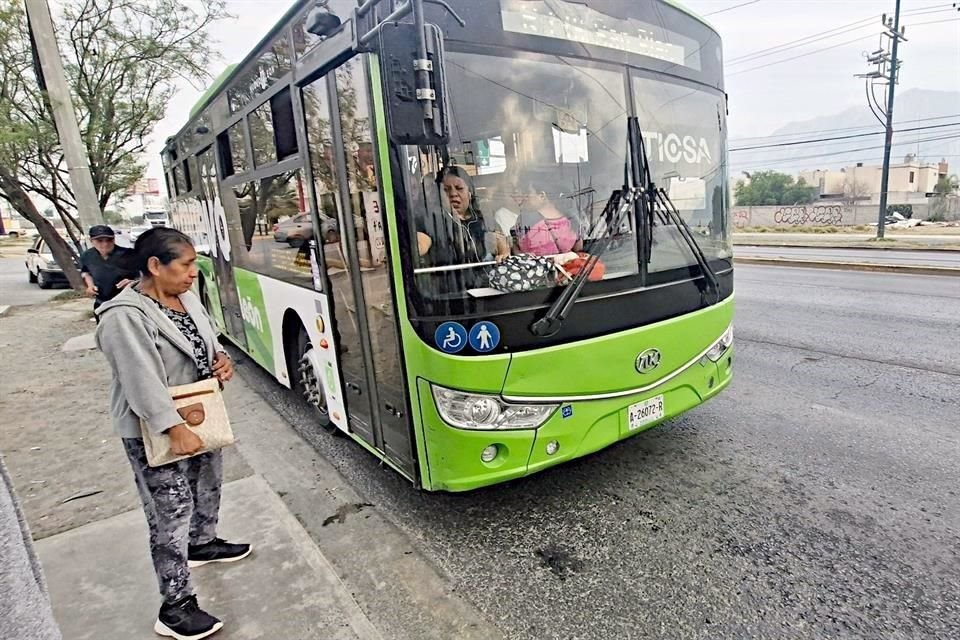 Los usuarios de la Ruta 38 se quejaron de la falta de unidades, lo que retrasa el servicio.