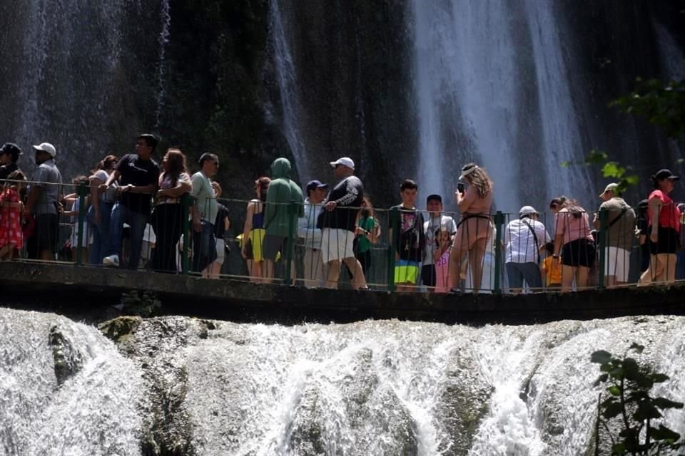  Los parajes naturales de Santiago, como la Cola de Caballo y Presa La Boca, además del Río Ramos, en Allende, fueron los favoritos de los paseantes, que incluso provocaron el cierre de algunos espacios. 