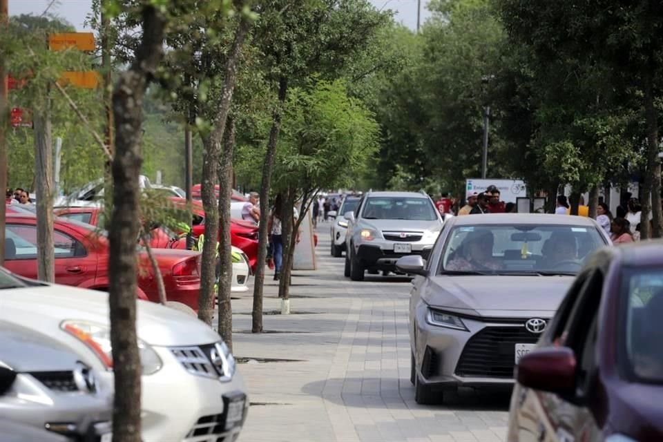  Los parajes naturales de Santiago, como la Cola de Caballo y Presa La Boca, además del Río Ramos, en Allende, fueron los favoritos de los paseantes, que incluso provocaron el cierre de algunos espacios. 