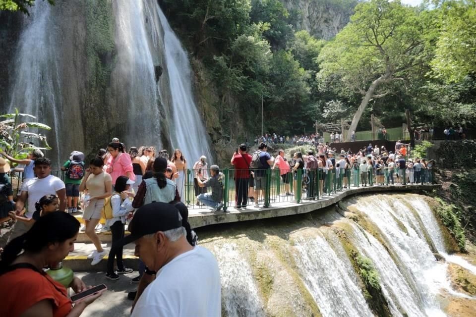  Los parajes naturales de Santiago, como la Cola de Caballo y Presa La Boca, además del Río Ramos, en Allende, fueron los favoritos de los paseantes, que incluso provocaron el cierre de algunos espacios. 