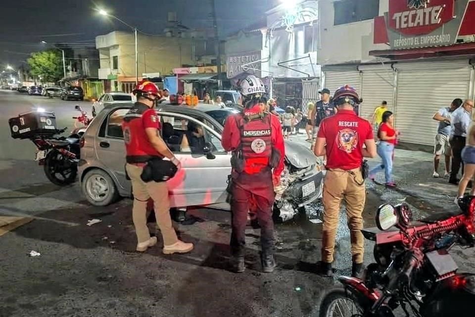 Movilidad y Tránsito de Monterrey informó que se trató de un choque frontal entre un auto Matiz y un Nissan Versa.