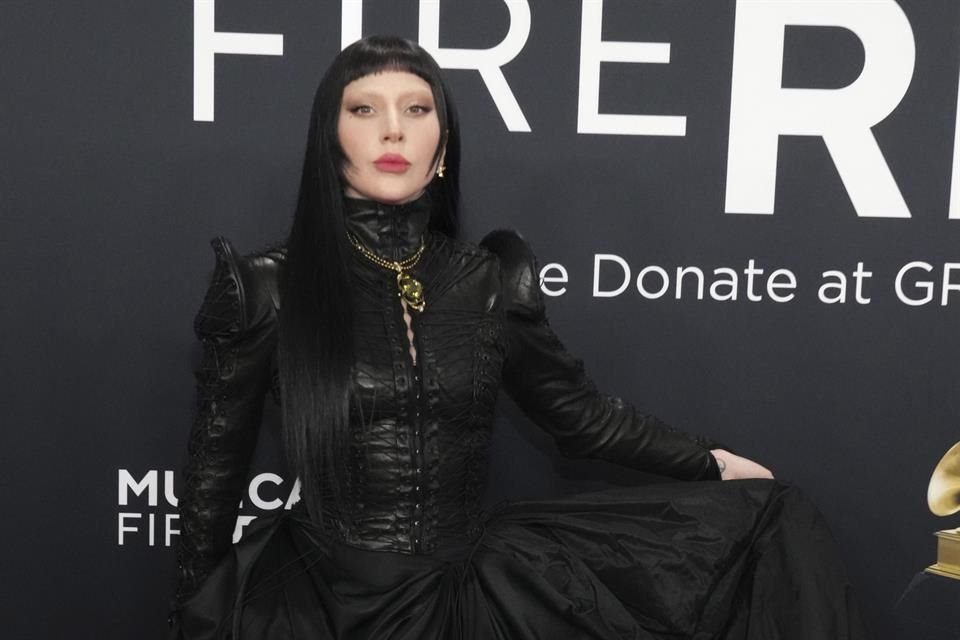 Lady Gaga siguió adelante con un concierto en Coachella tras falle técnico de audio; 'Al menos saben que si cantó en vivo', bromeó.