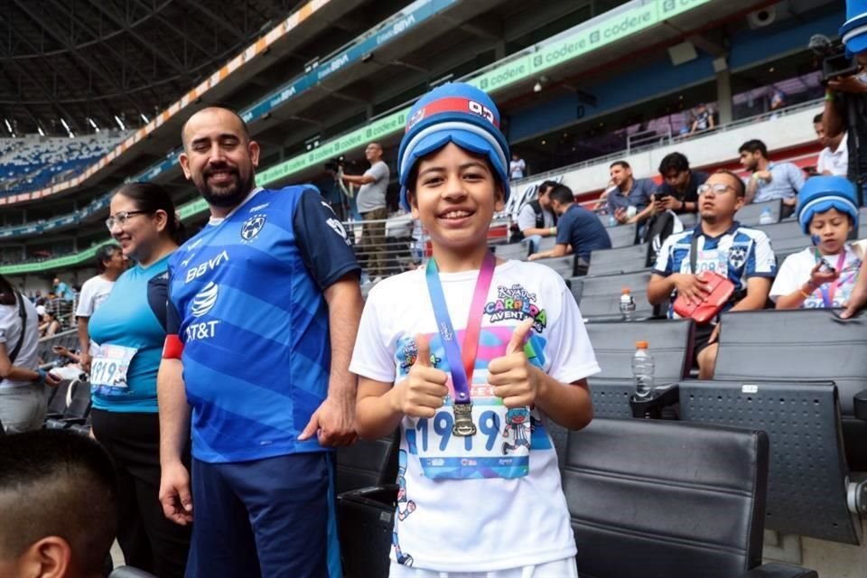 La afición de Rayados, en su mayoría niños, alentaron a su equipo.