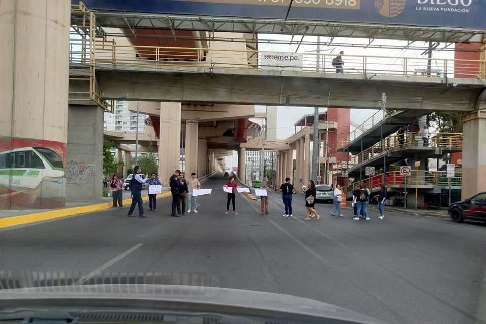 Manifestantes bloquean Félix U. Gómez al acusar negligencia del IMSS por no atender a paciente, fundadora de un colectivo de buscadoras.