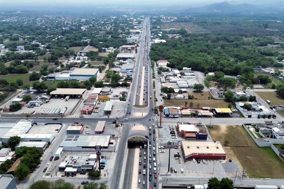 El tráfico en la Carretera Nacional, a la altura de Allende, creció ante la afluencia en el Río Ramos.