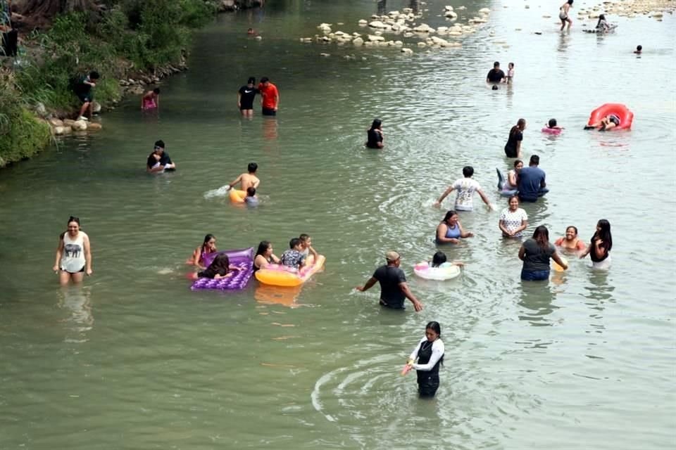 Visitantes saturaron el Río Ramos en sábado de Gloria.