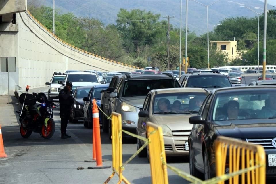 Con altavoces los oficiales informaron a los visitantes de que el acceso al Malecón estaba cerrado.