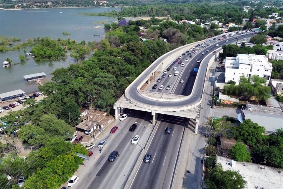 Para buscar un espacio decenas de visitantes armaron una mega fila en la Carretera Nacional.