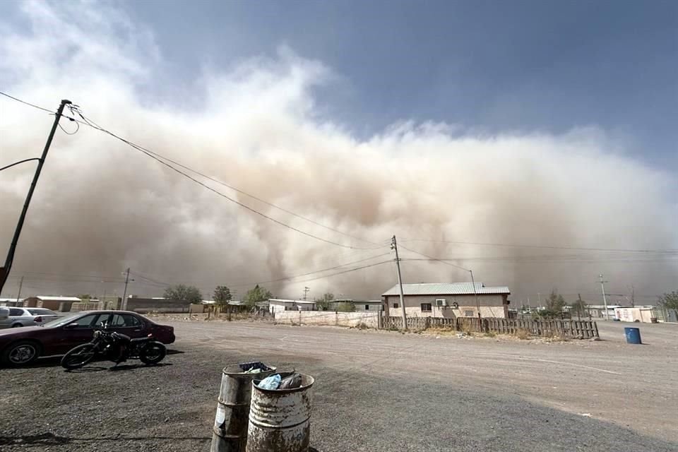 El paso de una tormenta de arena obligó al cierre, por varios minutos, de algunos tramos carreteros en Chihuahua, debido a nula visibilidad.