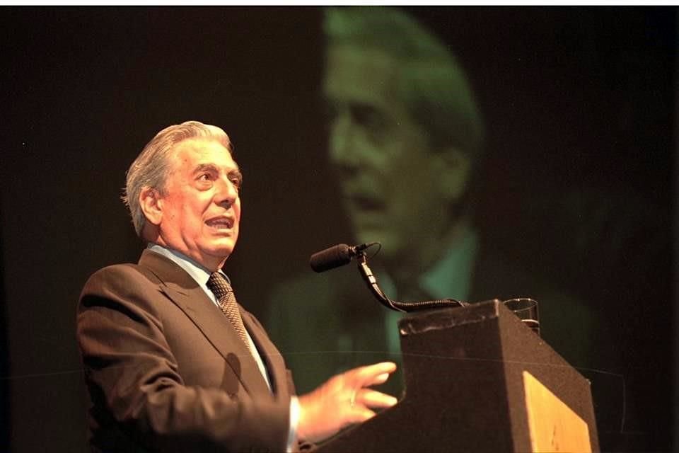 En su conferencia en el Auditorio Luis Elizondo, en 2000.