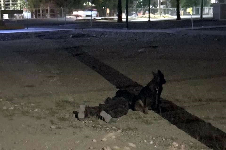 El occiso, quien no fue identificado vestía un pantalón de mezclilla negro con una playera del mismo color.