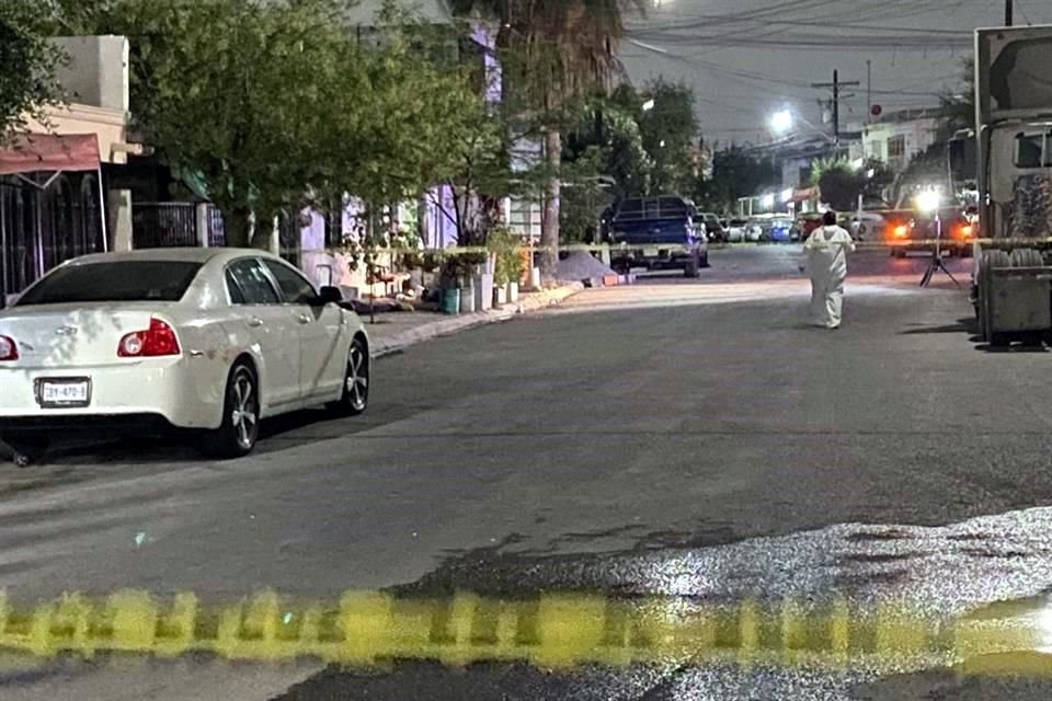 Sujetos armados asesinan a balazos a 3 hombres, entre ellos un adolescente, que se embriagaban frente a vivienda en el sector San Bernabé.