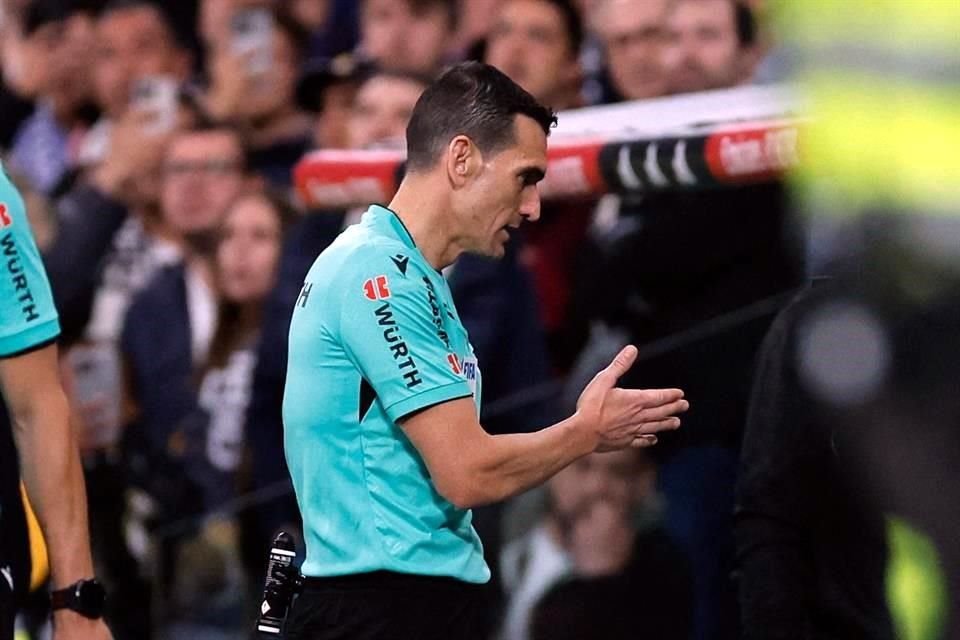 El central Juan Martínez recurrió al VAR para invalidad el tanto de Vinícius Jr. por fuera de lugar.