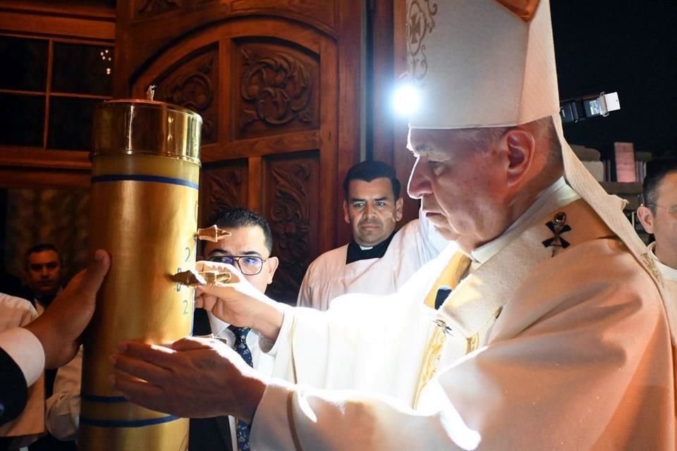 El Arzobispo Rogelio Cabrera presidió la Solemne Vigilia Pascual en la Catedral de Monterrey.