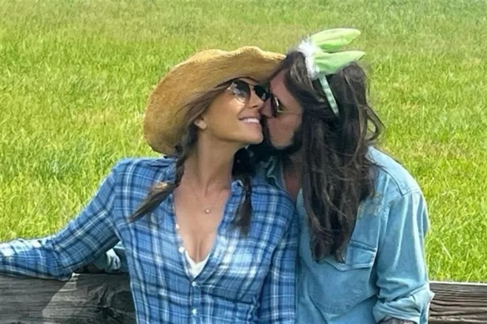 La pareja compartió la foto en redes sociales.