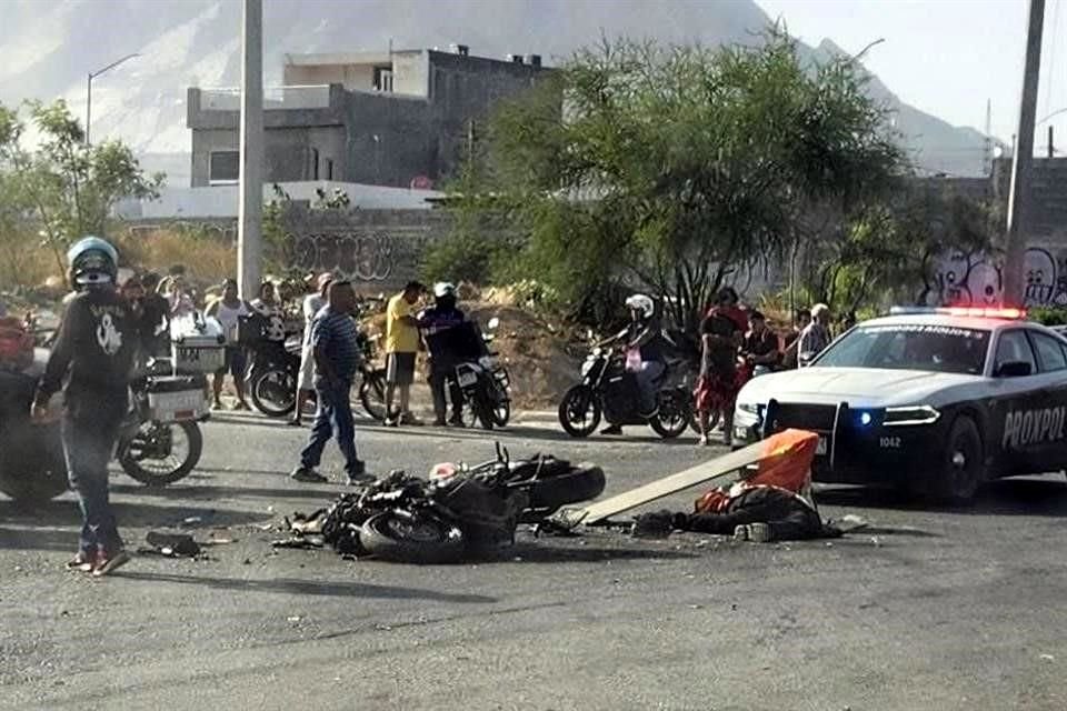 Tras el impacto, el hombre salió proyectado y quedó tendido en el pavimento, a unos metros de su vehículo.