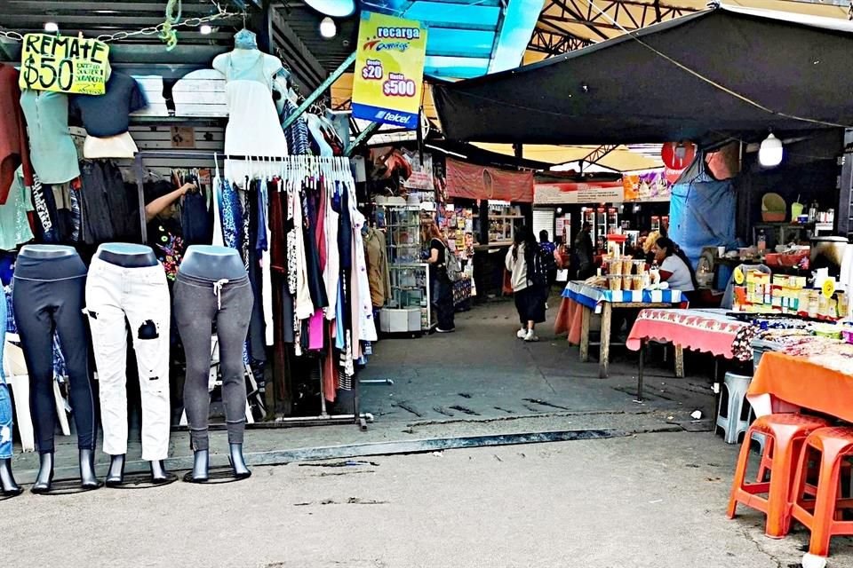 En el pasillo que ha causado merma a las ventas del Mercado Huipulco se ofertan lo mismo ropa que comida.