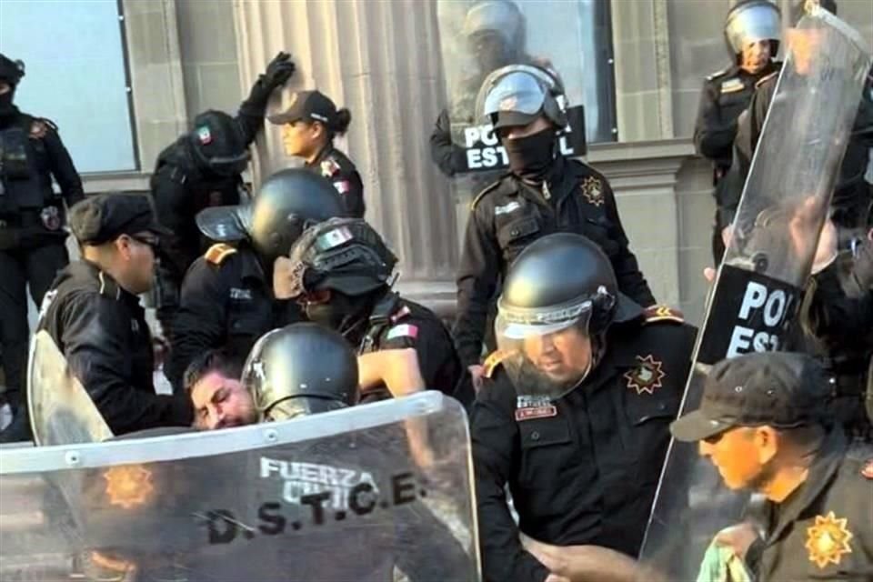 El colectivo Voz de los Usuarios exhibió imágenes de policías que supuestamente agredieron a los manifestantes.