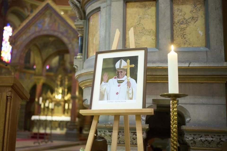 Una foto del Papa Francisco fue puesta en la Basílica de San Juan Bautista, en Berlín, Alemania.