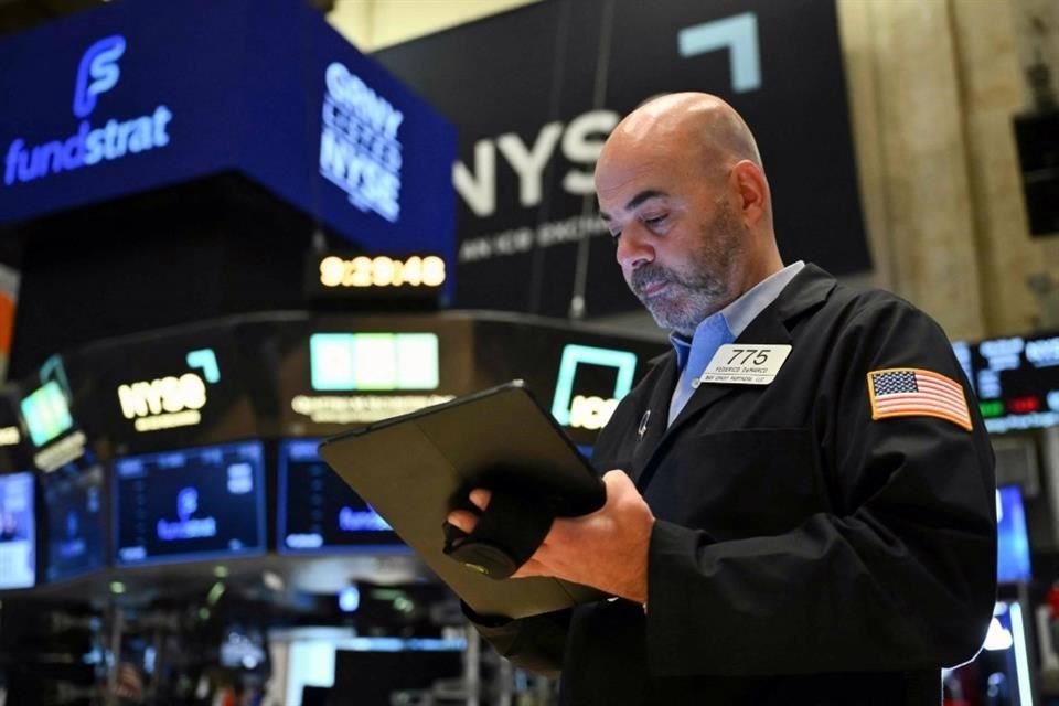 Los mercados financieros de EU acentúan sus bajas tras las presiones de Trump a la Fed para que baje las tasas de interés.