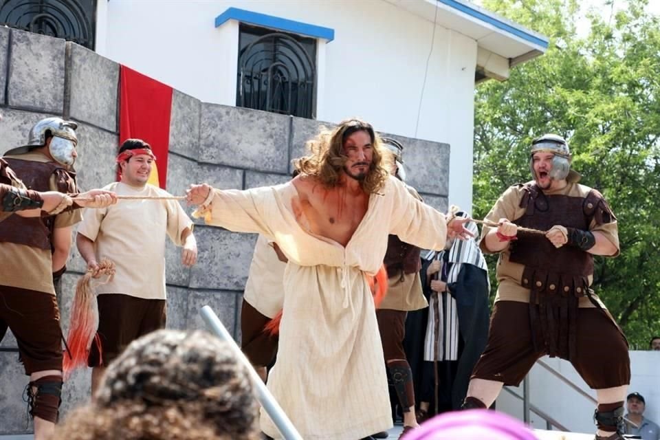 En la Parroquia Jesús el Buen Pastor también se llevó a cabo el Viacrusis en Viernes Santo 