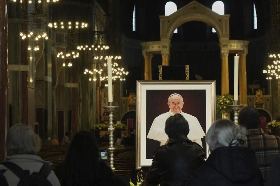 Fieles rinden homenaje al Papa Francisco en Londres, el 21 de abril del 2025.