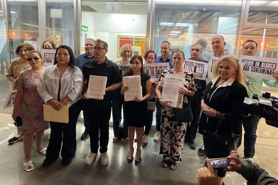 Presentaron 894 firmas de vecinos que recolectaron en diferentes colonias el día de ayer, que demuestran el rechazo a la medida que busca tomar el municipio.