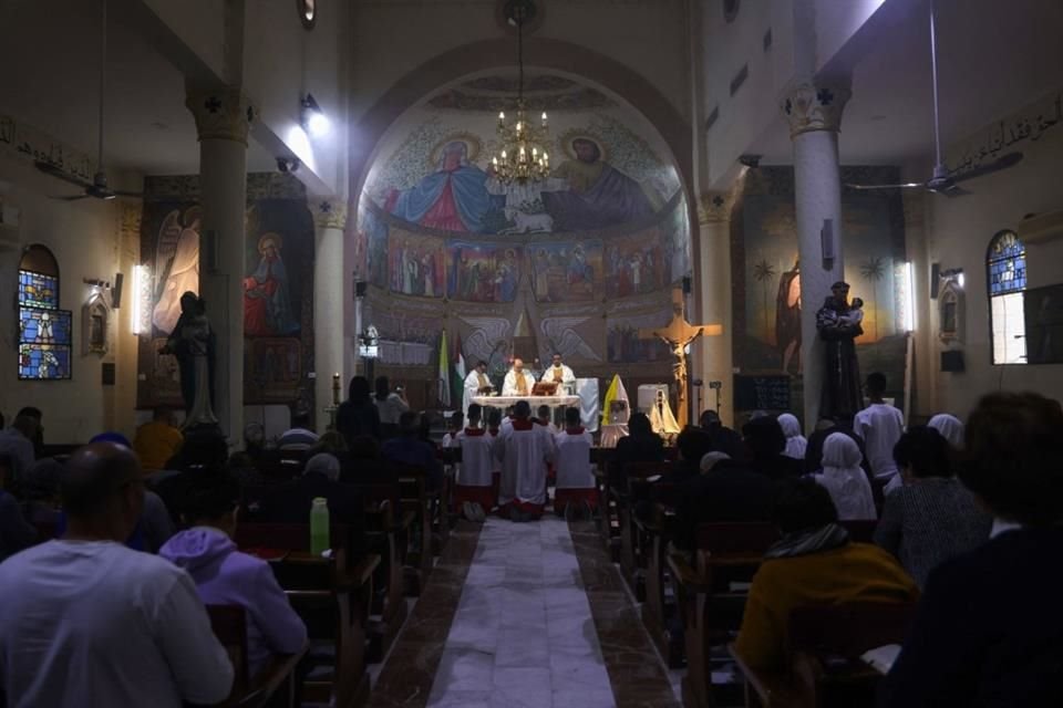 Fieles organizaron una misa por el fallecimiento del Papa Francisco en la Ciudad de Gaza, el 21 de abril del 2025.