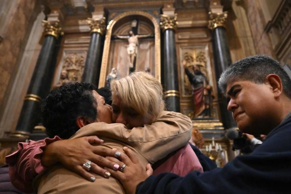 Personas lloran durante una misa en la Basílica de San José, en Buenos Aires.