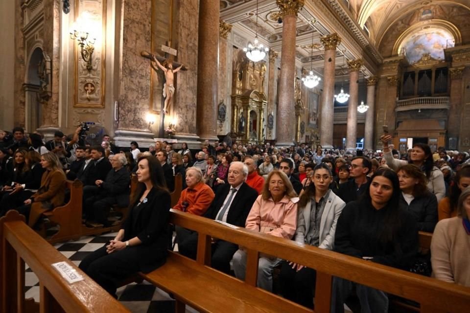 La Vicepresidenta argentina Victoria Villarruel acudió a una misa en honor al Papa Francisco, en la Basílica de San José de Flores.