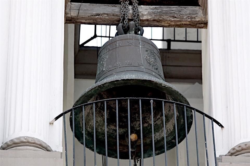 En la Catedral y en otros templos católicos se repicaron las campanas a las 12:00 horas en señal de luto.