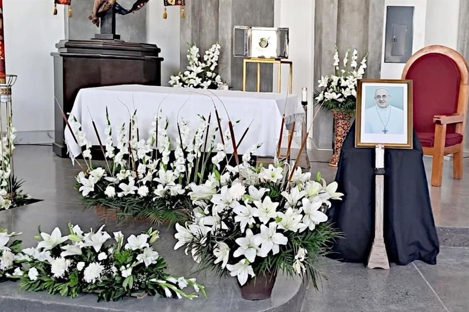 En la Parroquia del Espíritu Santo, en la Colonia Cañada Blanca, en Guadalupe, se colocó un retrato del Papa rodeado de flores.