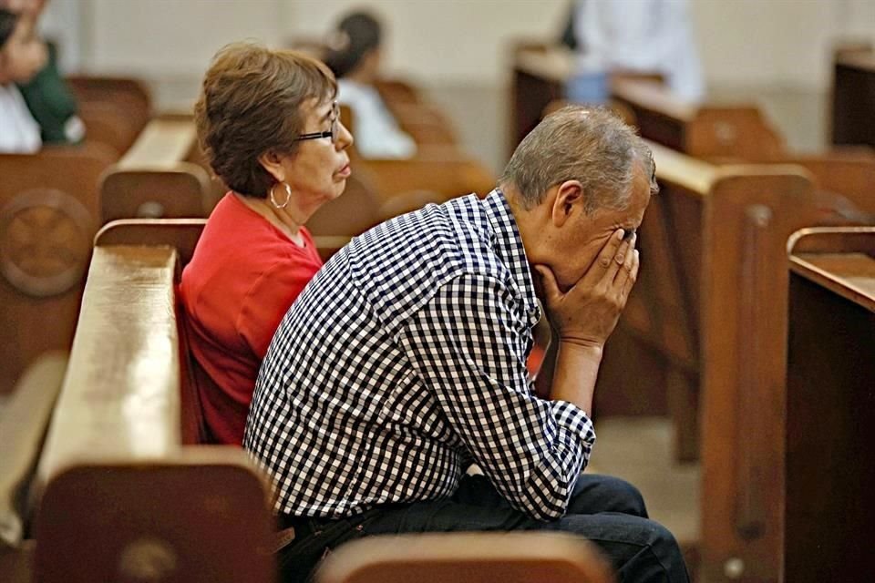 Nelly Pérez y su esposo, Apolinar Loera, acudieron ayer a Catedral, donde rezaron un Rosario por la muerte del Pontífice.