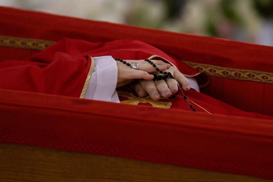 El Vaticano publicó las primeras imagenes del Papa Francisco en su féretro.
