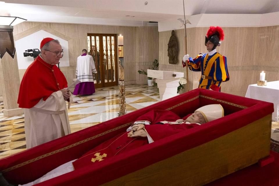 El Vaticano publicó las primeras imágenes del ferétro del Papa Francisco.