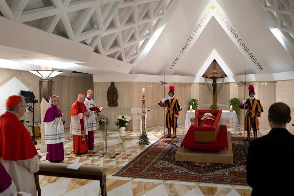 El Vaticano publicó las primeras imágenes del féretro del Papa Francisco.