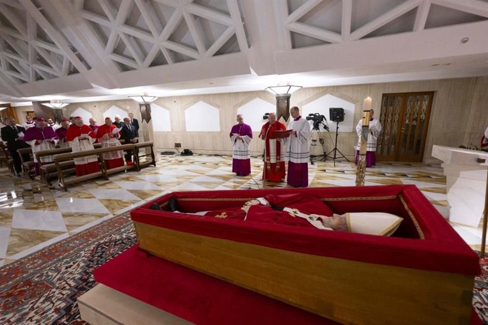 El Vaticano publicó las primeras fotos del féretro del Papa Francisco.