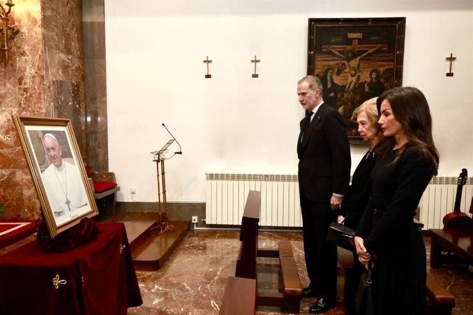 Los Reyes de España, Felipe VI y Letizia, asistirán al funeral del Papa Francisco que se celebrará el sábado en la Plaza San Pedro.