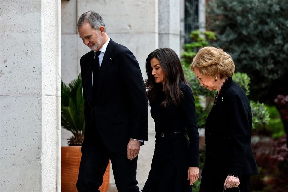 Felipe VI y Letizia, junto a la Reina Sofía, también visitaron la Nunciatura Apostólica en Madrid para firmar el libro de condolencias.