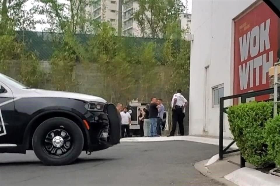 El hallazgo se reportó alrededor de las 07:30 horas en la parte trasera de la Plaza 404, localizada sobre la Avenida Gómez Morín.