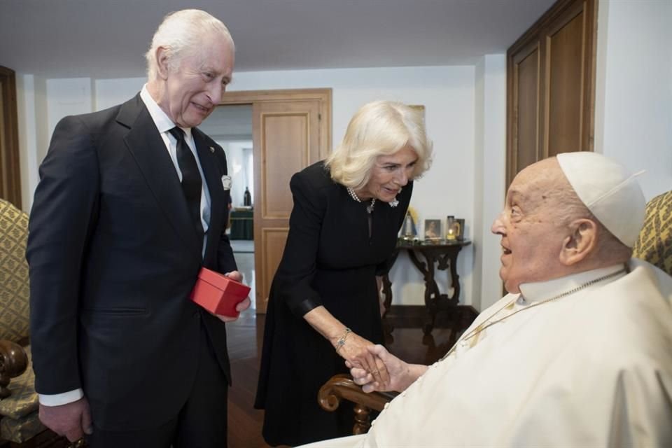 El Rey Carlos III destacó los recuerdos de los encuentros personales que tuvo con Francisco y subrayó su incansable trabajo por la unidad de la Iglesia y las causas humanas.