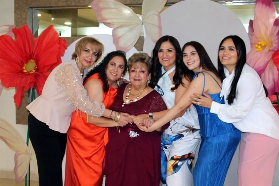 Aracely Dávila, Claudia de Dávila, Aracely Villarreal de Dávila, Sonia Flores de Dávila, Daniela Dávila y Daniela Santiago de Dávila