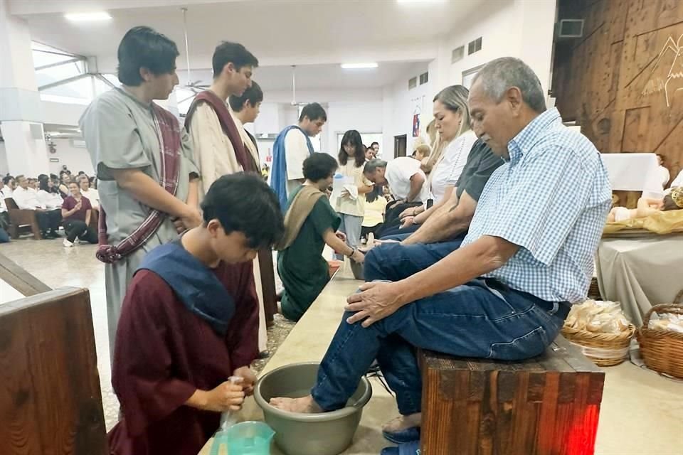 Feligreses visitaron la Parroquia Nuestra Señora del Rosario para presenciar el lavatorio de pies, del Jueves Santo.