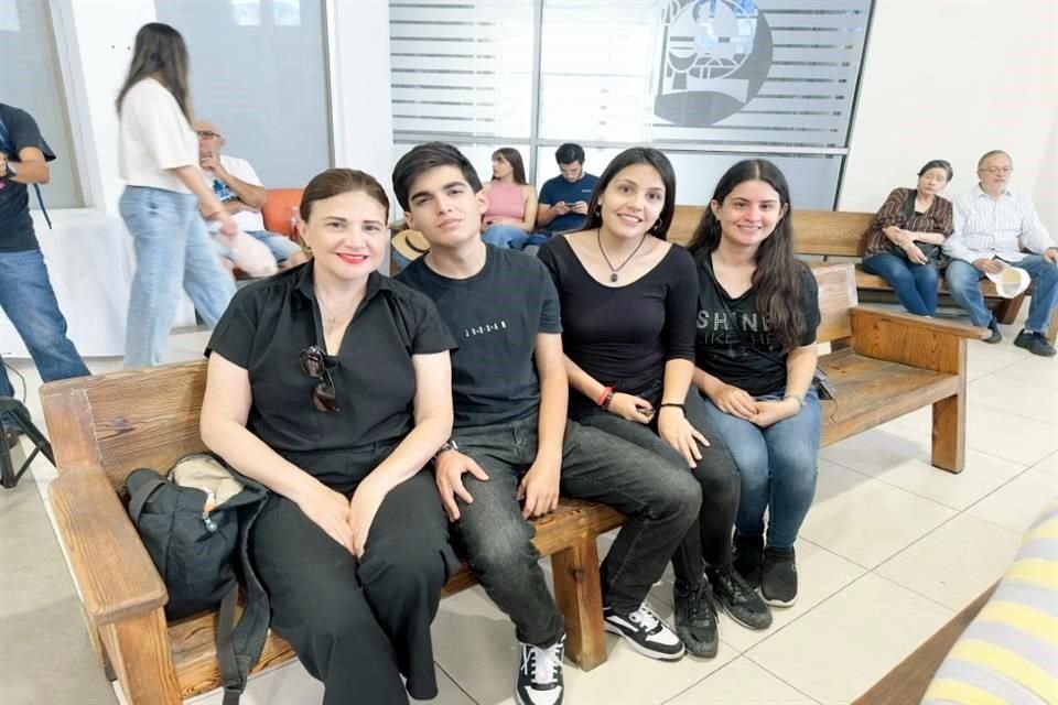 Erika Plascencia, Fabrizio, Mía y Viviana Arrambide